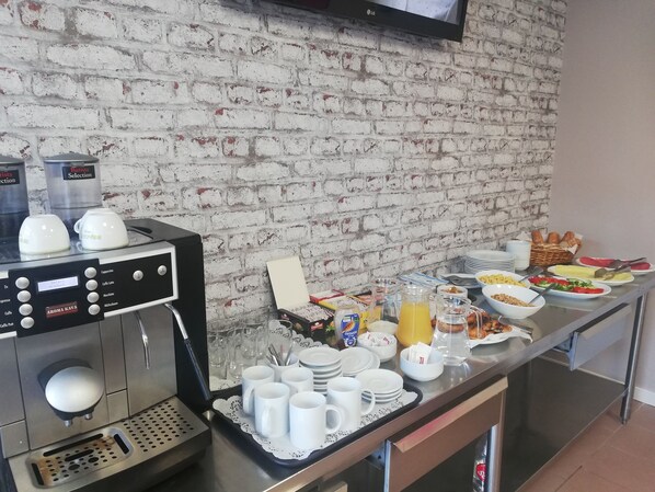 Daily buffet breakfast (EUR 4.50 per person) - Hostal Colibri (Calella)