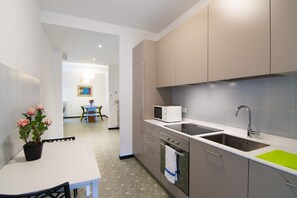 Réfrigérateur, four à micro-ondes, un four, surface de cuisson