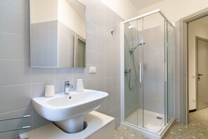Douche, sèche-cheveux, bidet, serviettes fournies
