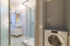 Douche, sèche-cheveux, bidet, serviettes fournies
