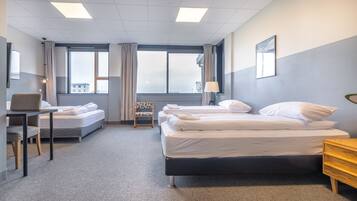 Family Quadruple Room, Private Bathroom | Desk, soundproofing, iron/ironing board, free WiFi