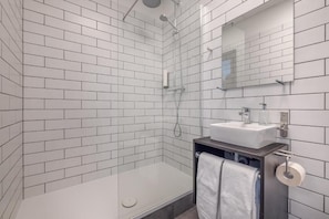 Shower, towels - ABC Hotel by Reykjavik Keflavik Airport (Reykjanesbær)