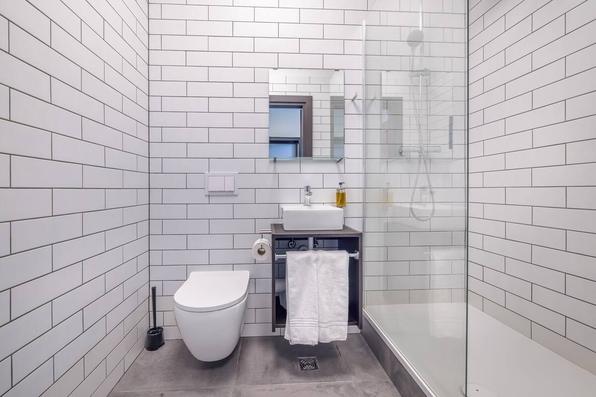 standard double room, private bathroom | bathroom | shower, towels