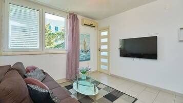 Apartamento urbano (2 Bedrooms) | Sala de estar | TV de tela plana 101 cm com canais a cabo, TV
