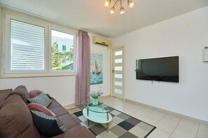 Appartement Ville (2 Bedrooms) | Salle de séjour | Télévision à écran plat de 101 cm avec chaînes par câble, télévision