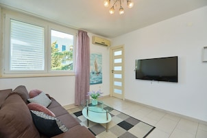 Leilighet – city (2 Bedrooms) | Oppholdsrom | En 101-centimeters Flatskjerm-TV med kabel-kanaler samt TV