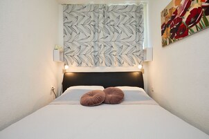 Leilighet – city (2 Bedrooms) | 2 soverom, strykejern/-brett, reiseseng for barn og wi-fi (inkludert)