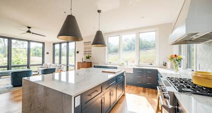 Gorgeous Mountain Views, Rooftop Deck, Chef's Kitchen