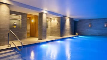 Piscine couverte, accès possible de 10 h 00 à 20 h 00, chaises longues