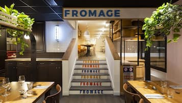 3 restaurants, spécialités Cuisine locale et internationale