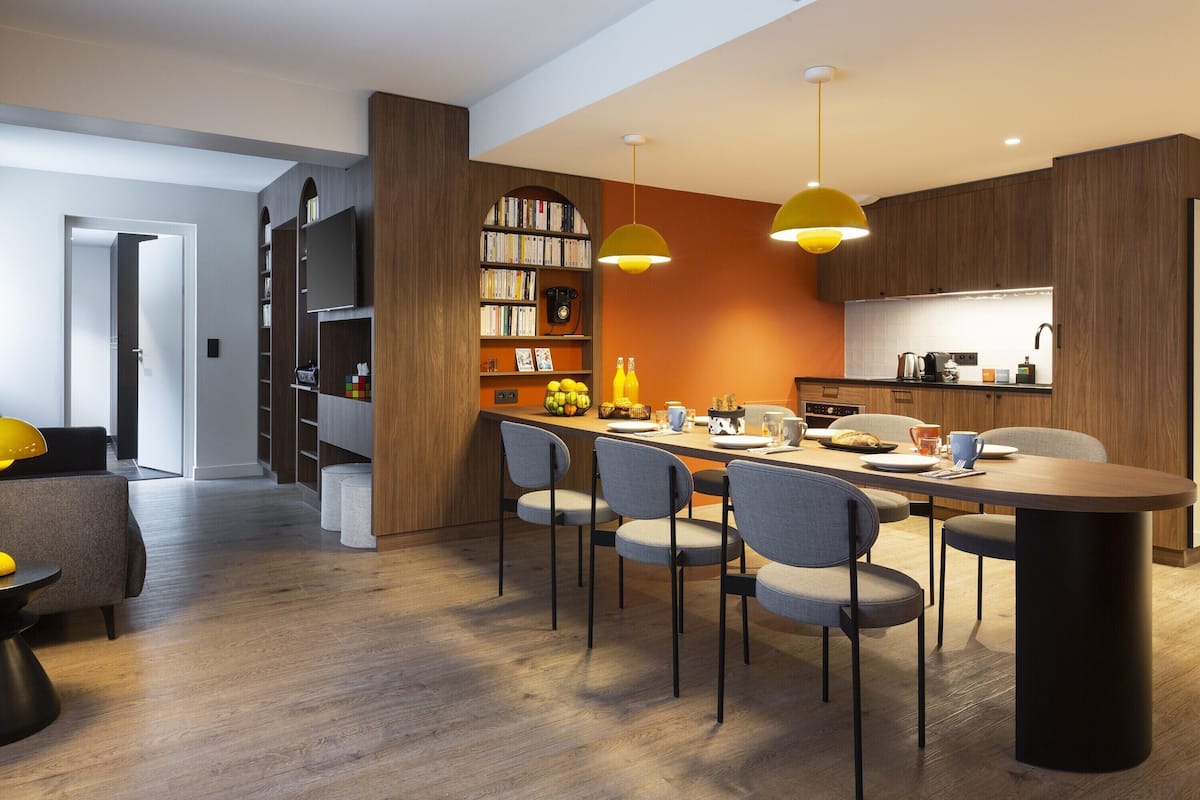 Apartamento Premium | 3 dormitorios, caja fuerte, escritorio y cortinas opacas