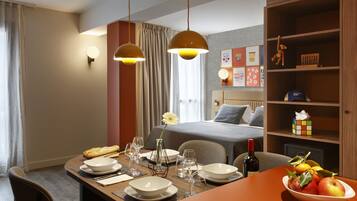 3 bedrooms, in-room safe, desk, blackout curtains