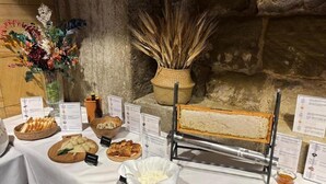 Una mesa de buffet con diversos alimentos y una exposición de pan.