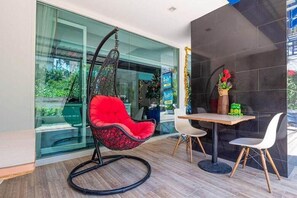 Outdoor dining - By Dee at Jomtien (Pattaya)