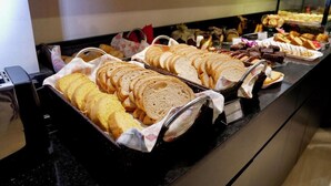 A buffet with various bread and pastries. - Laponia Hotel Gramado (Gramado)