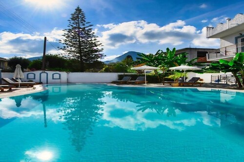 Aquarius Pool Aparthotel