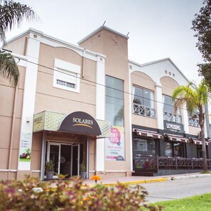 A hotel with a bike rental sign, a sports bar, and a spa. - Solares Del Alto Hotel And Spa (Alta Gracia)