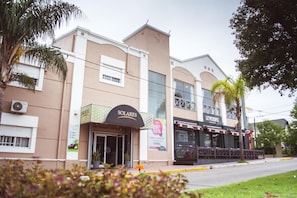 Un hotel con un letrero que dice 'SOLARES' y un servicio de 'BIKE RENTAL'.
