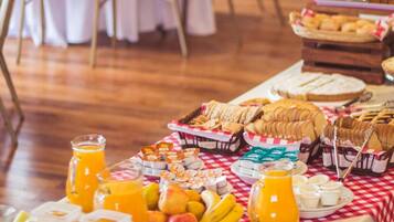 Un bufé de desayuno con diversas opciones de comida y bebidas.
