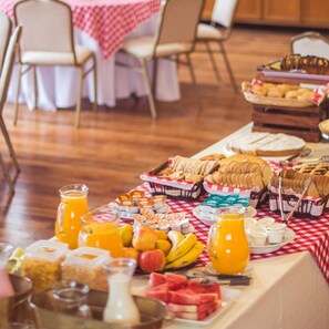 Ein reichhaltiges Frühstücksbuffet mit verschiedenen Speisen und Getränken.