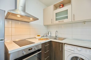 Refrigerador, horno, placa de cocina, cafetera/tetera