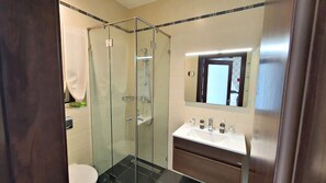 Bathtub, towels