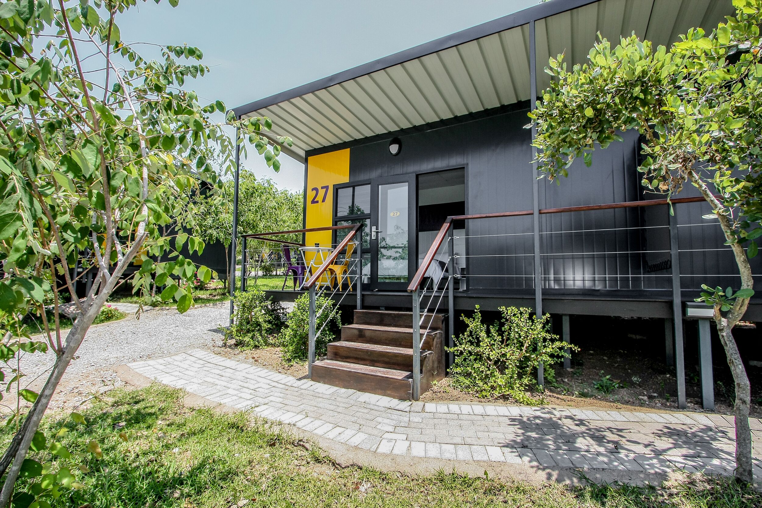 Minibar, escritorio y ropa de cama 