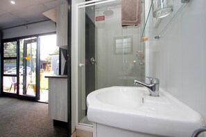 Ducha, artículos de higiene personal gratuitos, toallas y jabón