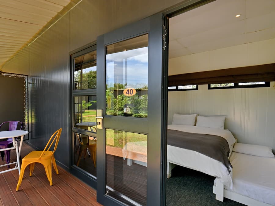 Quarto família | Frigobar, roupa de cama