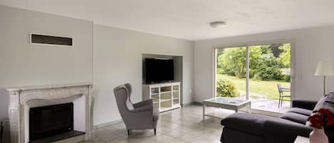 Flat-screen TV, fireplace, DVD player