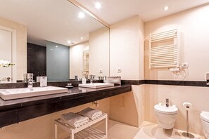 Badewanne, Haartrockner, Bidet, Handtücher
