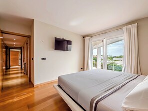 3 bedrooms, in-room safe, iron/ironing board, free WiFi