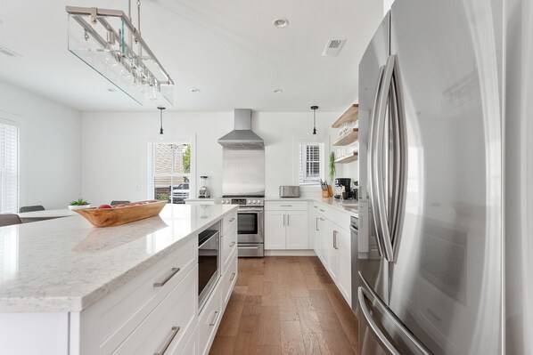 Réfrigérateur, four à micro-ondes, un four, surface de cuisson