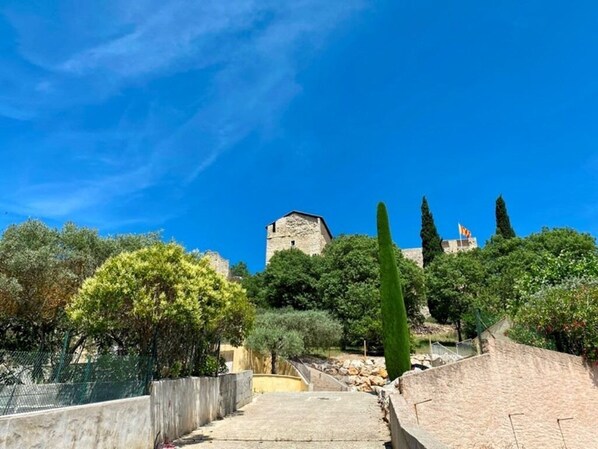 Property grounds - VILLA AT THE FOOT OF THE CASTLE WITH STUNNING VIEWS (Gréoux-les-Bains)