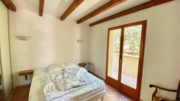 4 bedrooms, iron/ironing board, WiFi