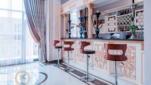 Un espace bar doté d’une décoration raffinée, de tabourets de bar et d’un mini-bar.