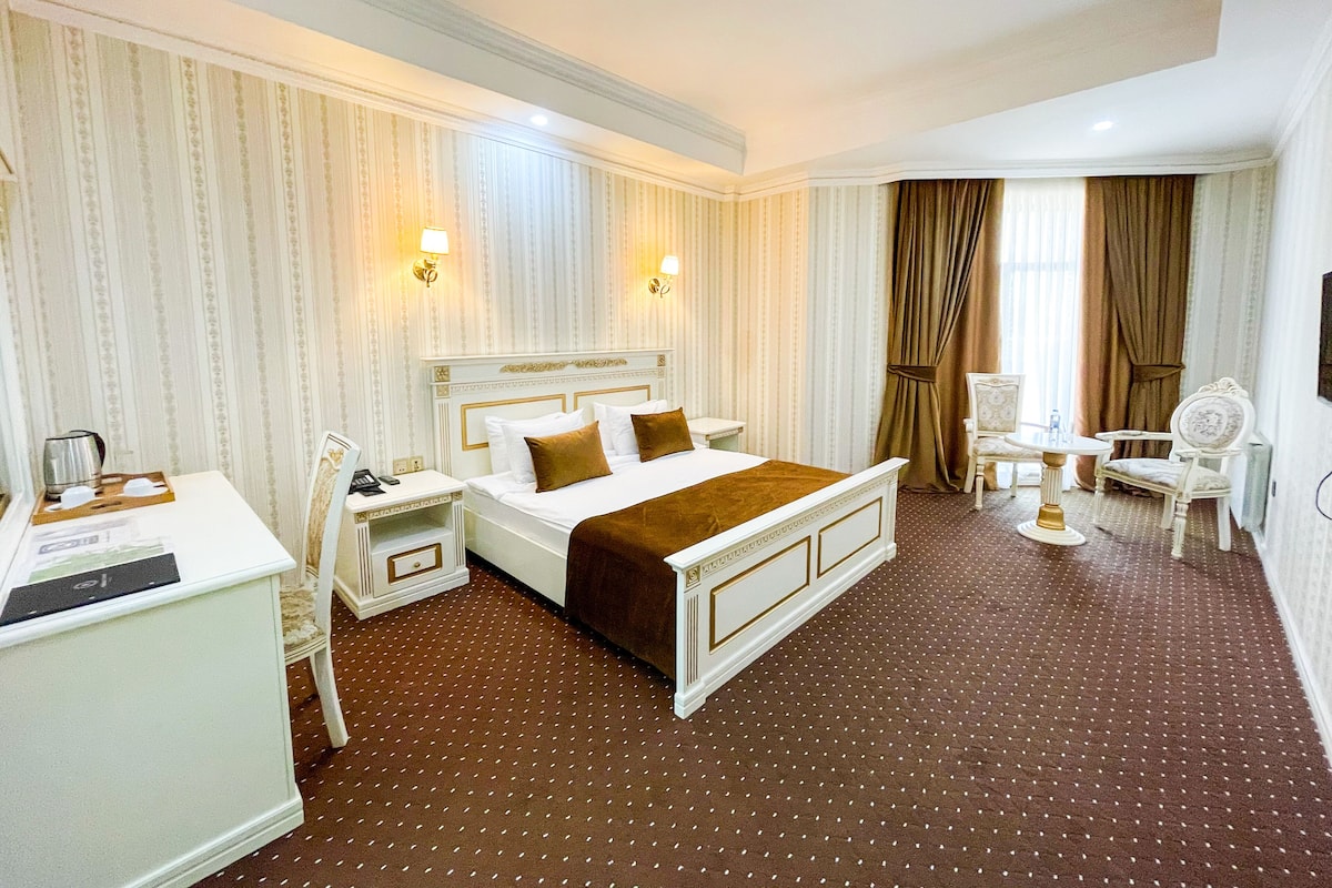 Deluxe Double Room | 1 bedroom, premium bedding, minibar, in-room safe