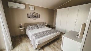 4 camere, una scrivania, ferro/asse da stiro, culla da viaggio