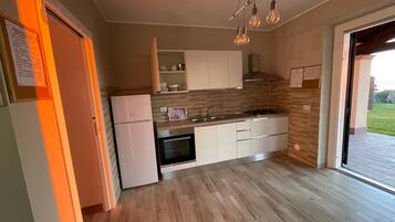 Frigorifero, microonde, forno, piano cottura