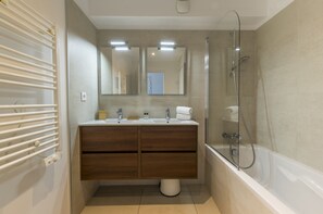 Badekar, hårføner og håndklær