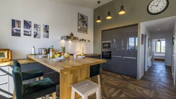 Coffee/tea maker, fridge, microwave, oven