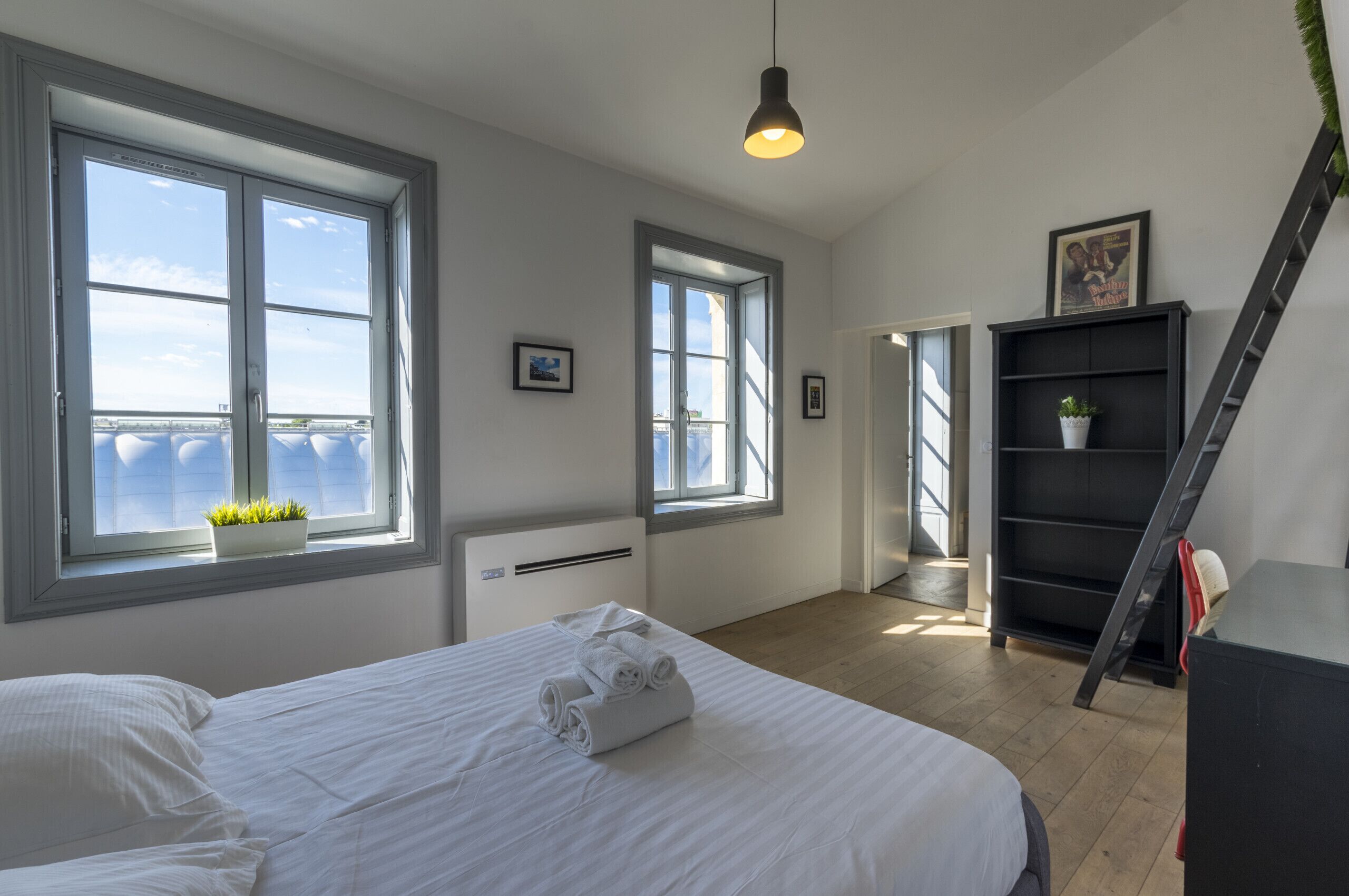 3 bedrooms, iron/ironing board, WiFi (free), bed sheets