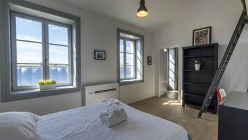 3 bedrooms, iron/ironing board, WiFi (free), bed sheets