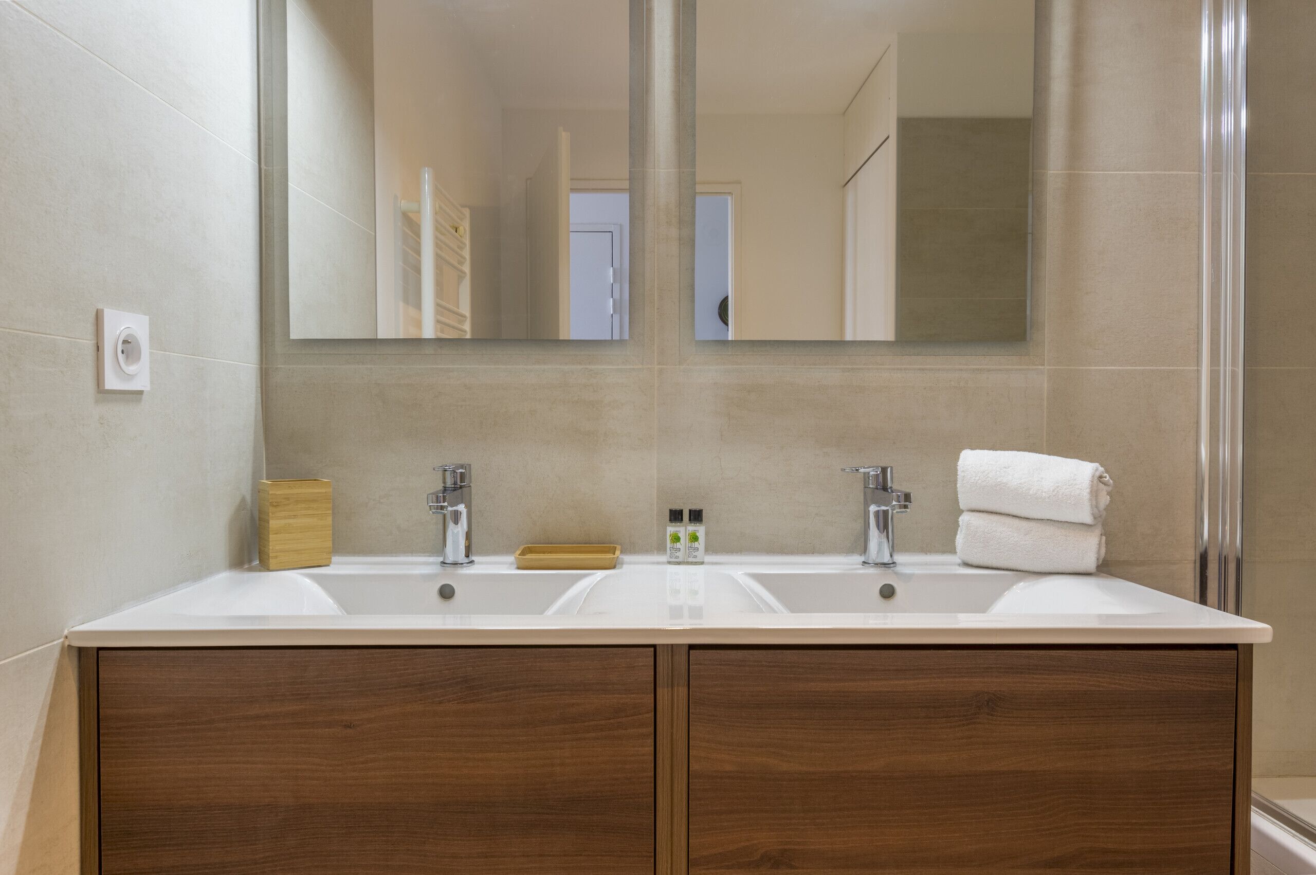 Bathtub, hair dryer, towels