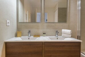 Bathtub, hair dryer, towels - Le petit prince - Première conciergerie (Montpellier)