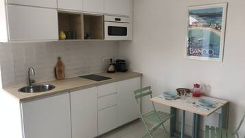 Kühlschrank, Mikrowelle, Herdplatte, Geschirrspüler