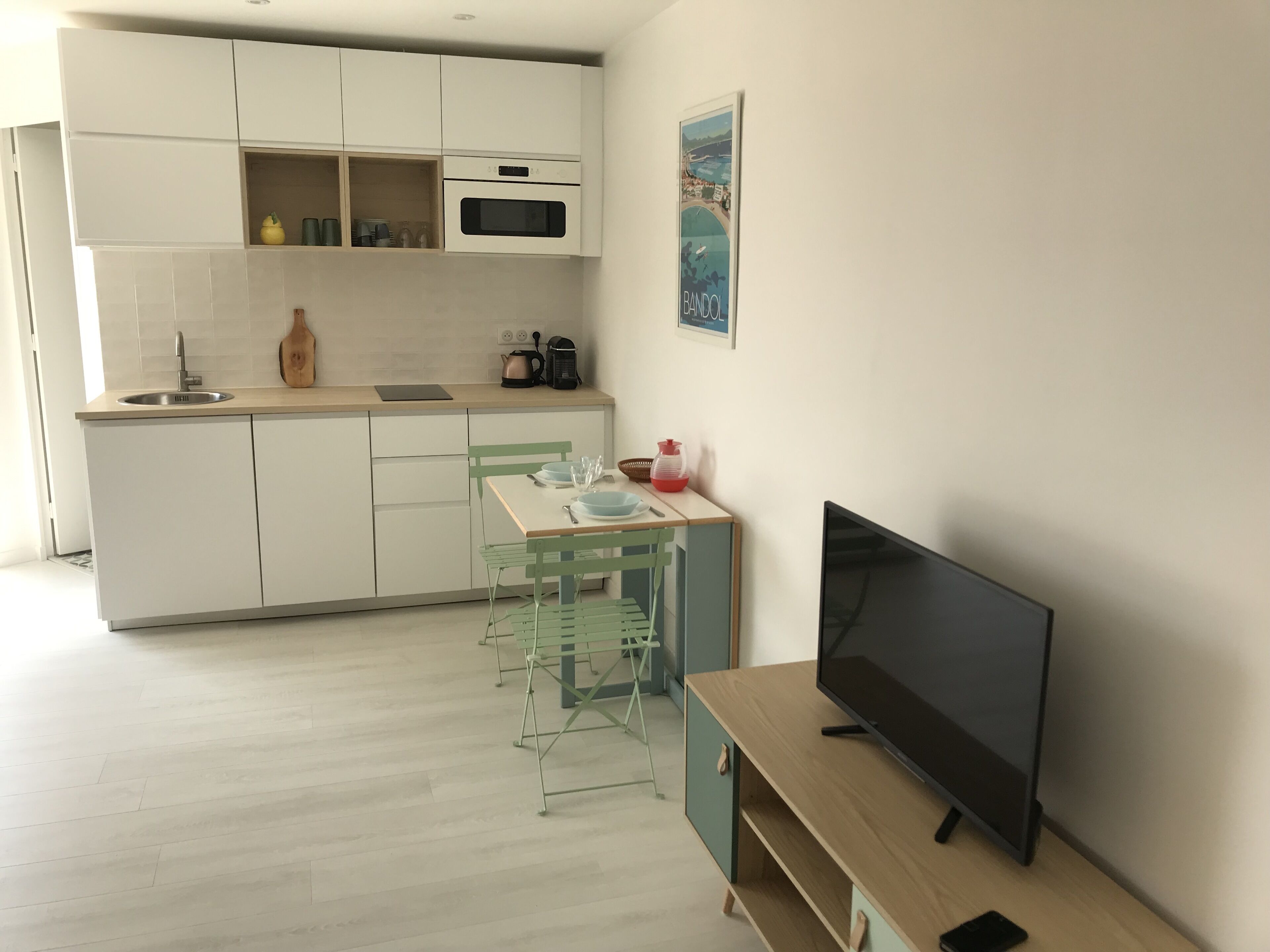 Réfrigérateur, micro-ondes, plaque de cuisson, lave-vaisselle