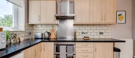 Réfrigérateur, micro-ondes, grille-pain