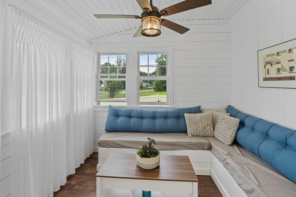 Smart TV, fireplace - Modern House with 2-Person Jacuzzi and Sauna; Steps to Racetrack (Saratoga Springs)