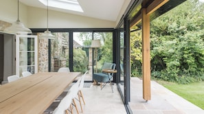 Outdoor dining - Plum Guide - Pear Blossom (Ilminster)